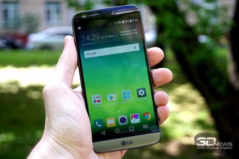  LG G5 se в руке 