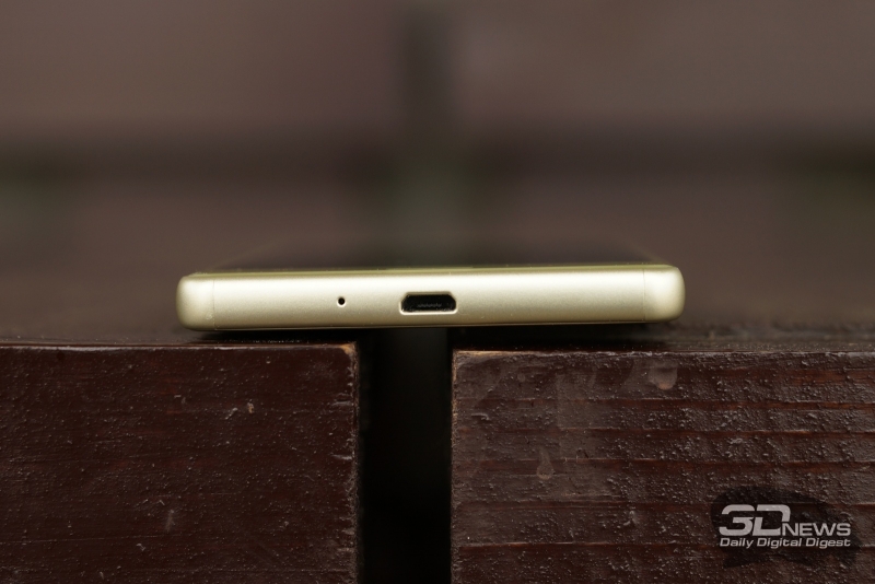  Sony Xperia X, нижняя грань: разъем microUSB и микрофон 