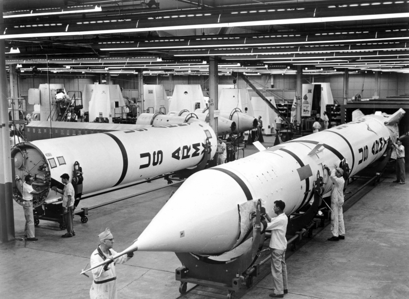  Эйзенхауэр запретил военным участвовать в подготовке запуска первого спутника. Впрочем, запрет продержался недолго. На фото – участок сборки баллистических ракет Redstone 