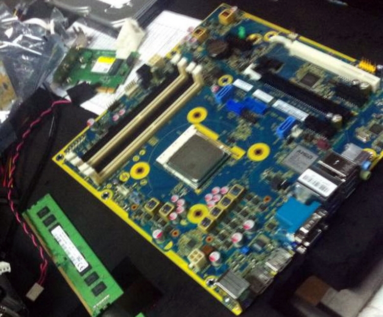 Несмотря на простоту, плата имеет два разъёма PCIe x16