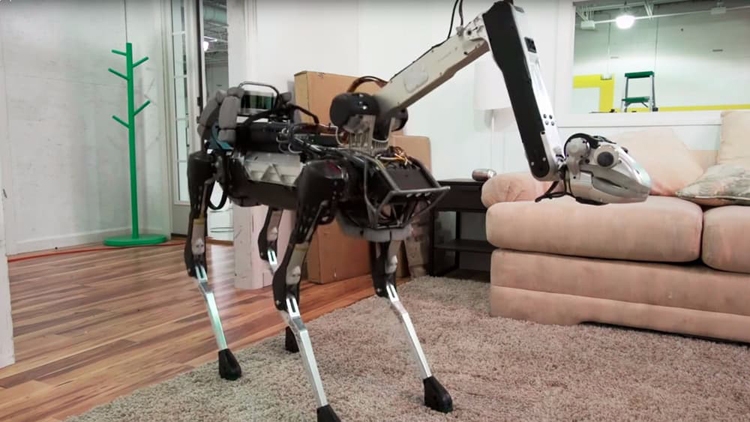 Видео дня: четвероногий робот Boston Dynamics SpotMini с головой-манипулятором"