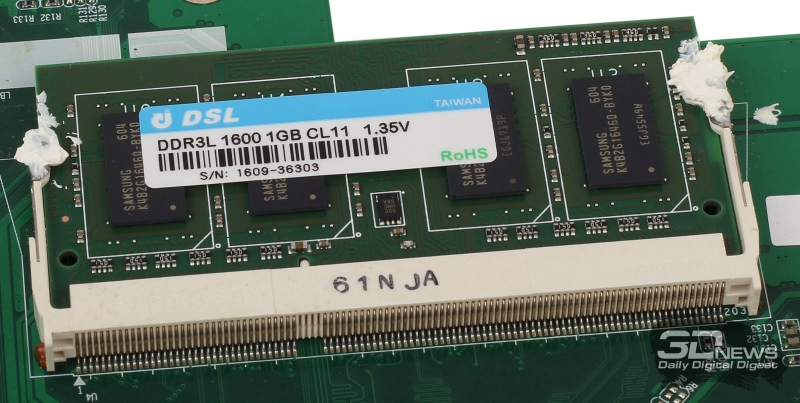  Один из двух модулей оперативной памяти DSL DDR3L-1600 