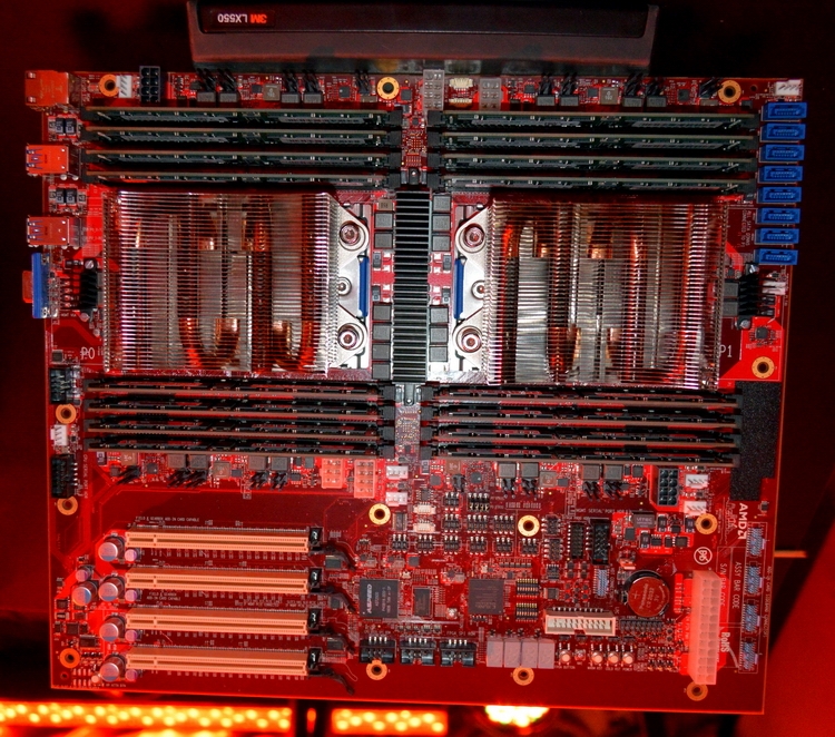  Образец системной платы AMD с двумя 32-ядерными чипами Naples 