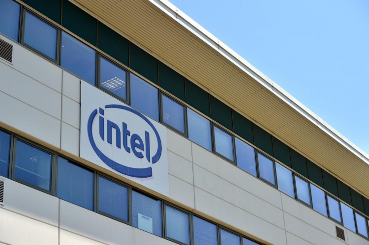 Intel выделила Intel Security в отдельную компанию McAfee, продав 51 % её акций"