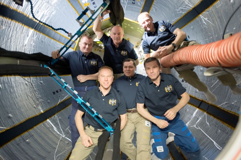 Экипаж МКС внутри надувного модуля BEAM. Фото NASA 
