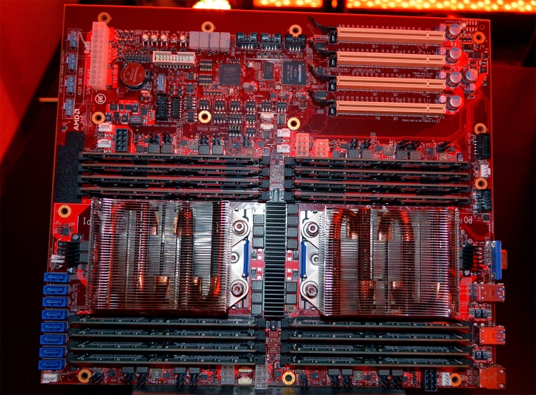 Прототип материнской платы на базе процессоров AMD Naples. Фото AnandTech. 