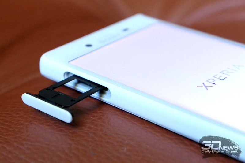  Sony Xperia X Compact, слот для SIM-карт и карты памяти 