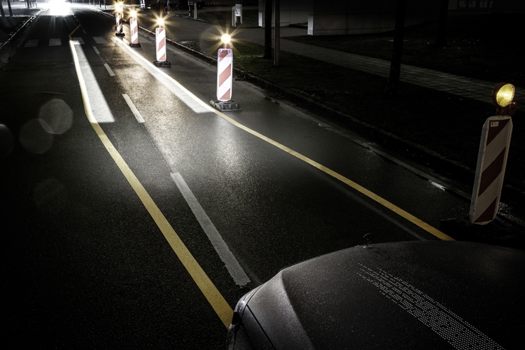 «Умные» фары Mercedes Digital Light отобразят проекционную картинку на дороге"