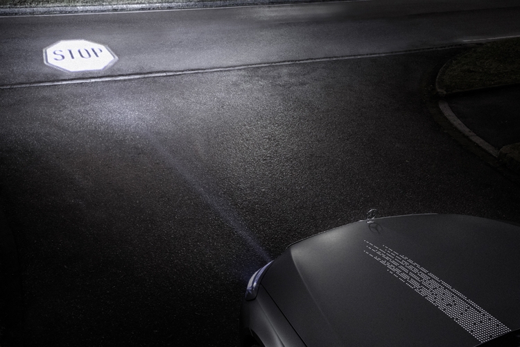 «Умные» фары Mercedes Digital Light отобразят проекционную картинку на дороге"