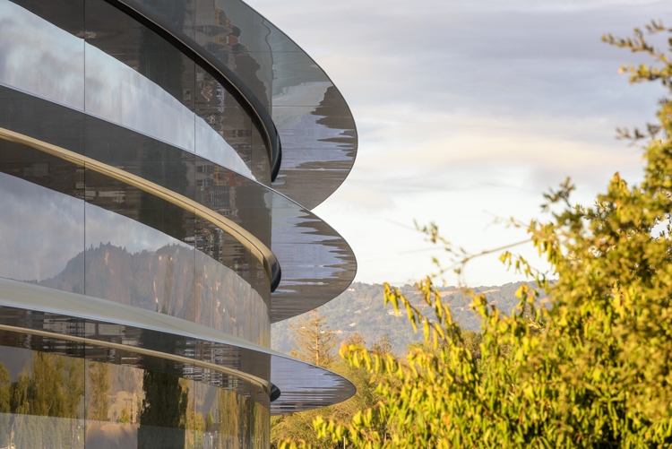 Apple открывает новый кабинет Apple Park для 12 тыс служащих в Калифорнии