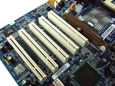 Gigabyte GA-8IE Slots