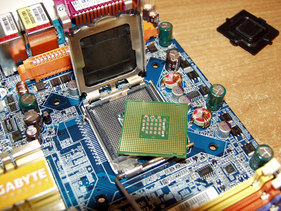 Платформа Intel LGA775 / Процессоры и память