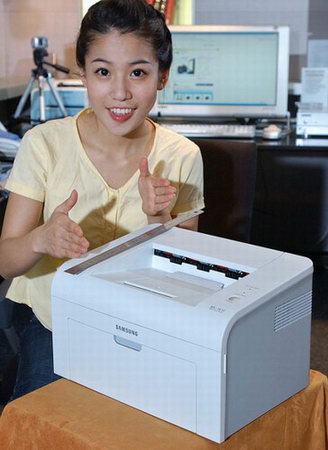 девушка и Samsung ML-1610