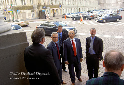 Гектор Руиз на улице Ильинка возле здания Торгово-промышленной Палаты РФ