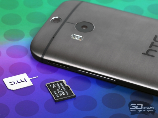  HTC One M8: microSD slot 