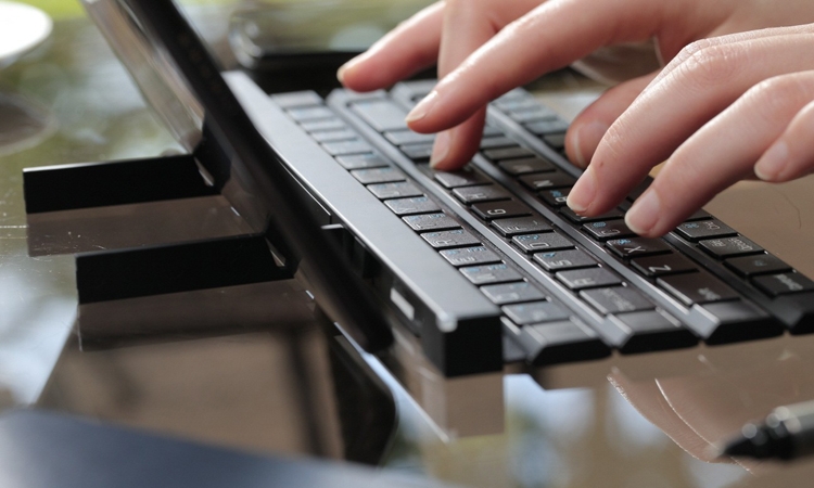 LG Rolly — удобная компактная клавиатура для планшетов и смартфонов