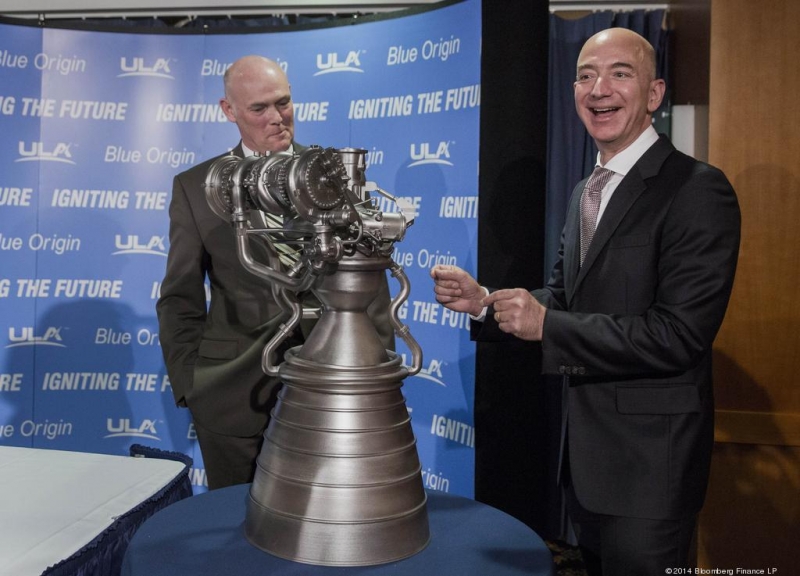  Тони Бруно (ULA) и Джефф Безос (Blue Origin) представляют проект двигателя BE-4. Фото Bloomberg Finance 