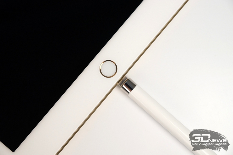  Вставленный в разъем iPad Pro 9,7’’ стилус Apple Pencil 