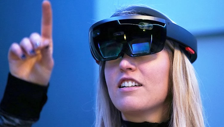 Глава Microsoft: HoloLens — отличная платформа для Pokémon GO