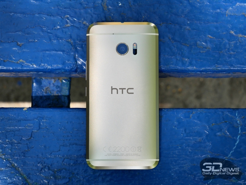  HTC 10, задняя панель: сверху – выступающий над корпусом объектив основной камеры и блок с двойной светодиодной вспышкой и лазером подсветки автофокуса; над ними – дополнительный микрофон, вписанный в блок антенны 