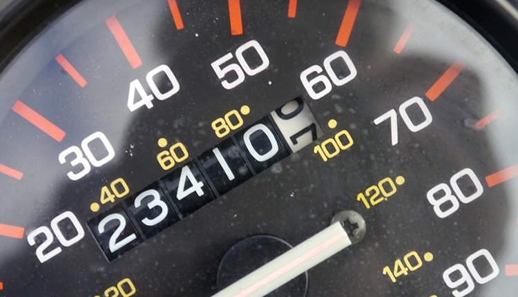 Портал «Автокод» поможет узнать пробег автомобиля