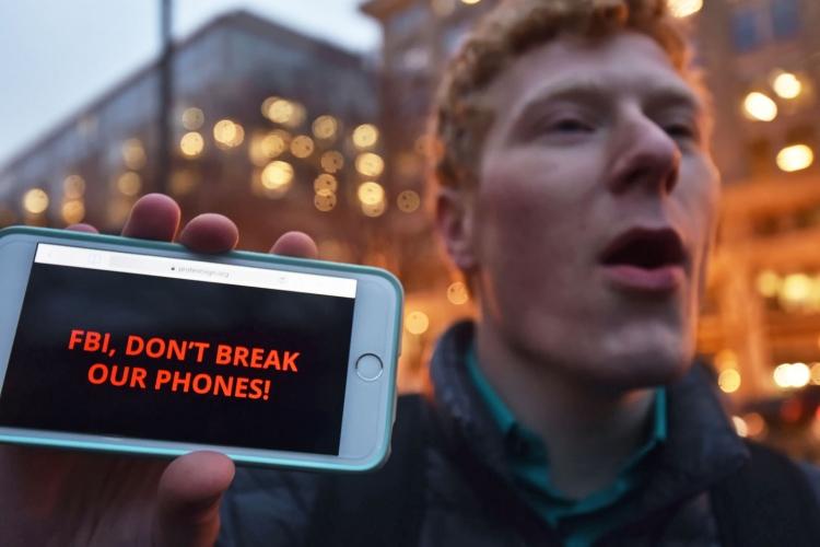 На ФБР подали в суд из-за сокрытия подробностей взлома iPhone террориста