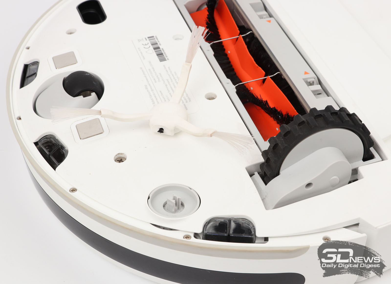 чистка пылесосом вдоль краев мебели